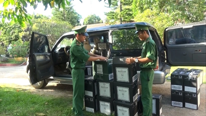 Bộ đội Biên phòng tỉnh Quảng Trị thu giữ rượu ngoại nhập lậu.