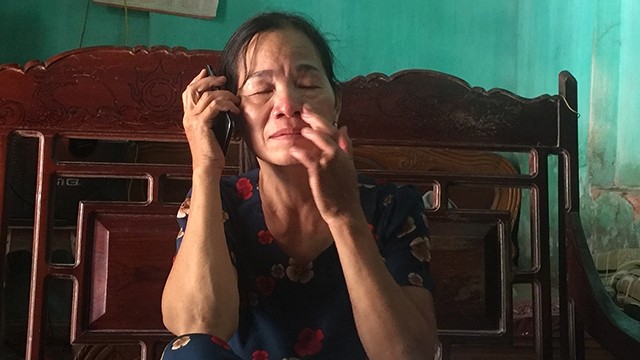 Bà Ngô Thị Đại gạt nước mắt kể về cậu con trai đang sống lưu vong xứ Hàn.