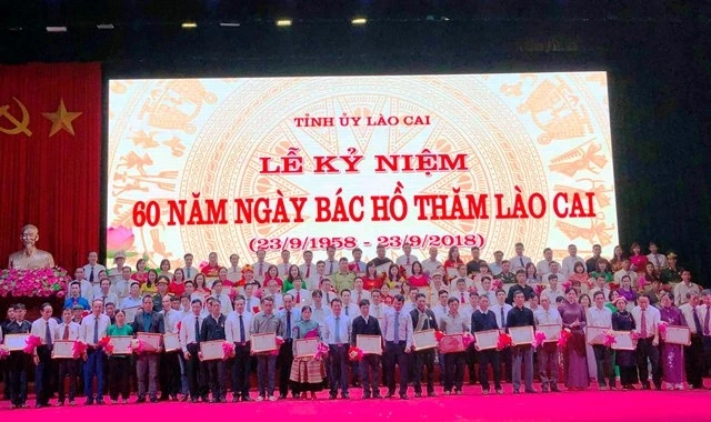 Tỉnh ủy khen thưởng các tổ chức, cá nhân có thành tích xuất sắc trong đợt thi đua.