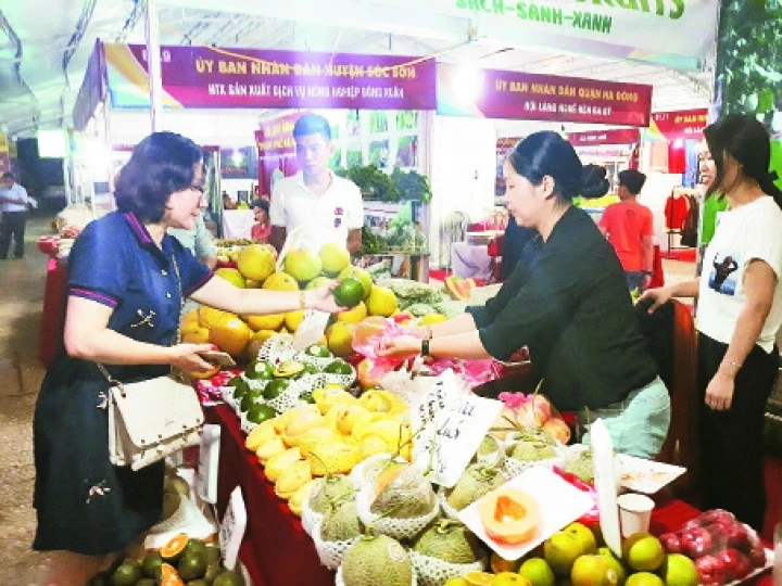 Người tiêu dùng chọn lựa sản phẩm tại Hội chợ hàng Việt Nam TP Hà Nội năm 2018.