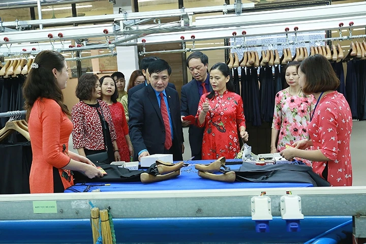 Lãnh đạo Tổng Liên đoàn Lao động Việt Nam thăm Tổng công ty May 10. Ảnh: ĐÌNH HẢI