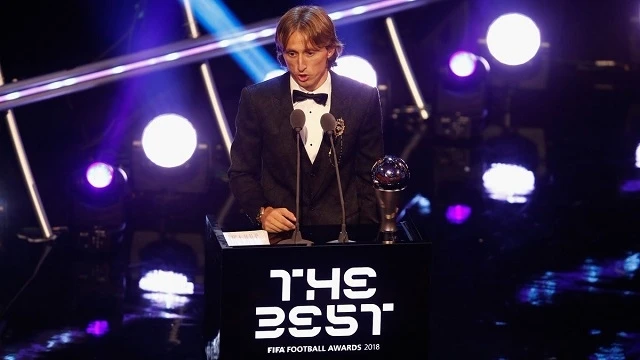 Được xướng tên ở hạng mục Cầu thủ nam xuất sắc nhất năm của FIFA, Modric đã chính thức kết thúc sự thống trị của bộ đôi Ronaldo - Messi ở các giải thưởng cá nhân của làng túc cầu thế giới suốt một thậ