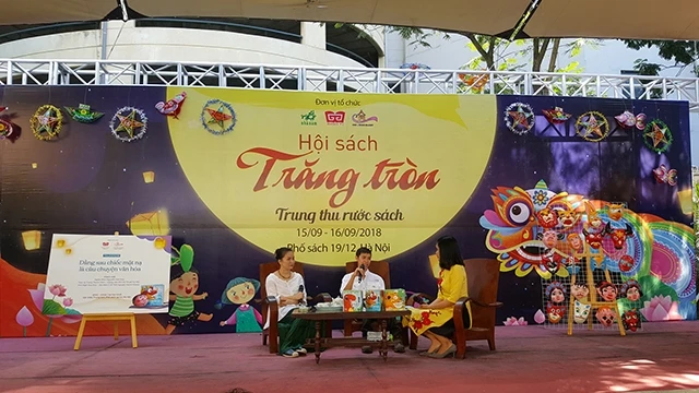 Họa sĩ Trang Thanh Hiền (bên trái) giao lưu cùng bạn đọc tại Hội sách Trăng tròn.