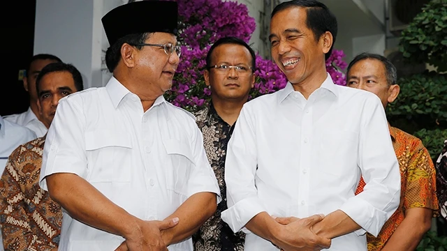 Ông Joko Widodo (phải) và đối thủ chính Prabowo Subianto. Ảnh: ASIAN REVIEW