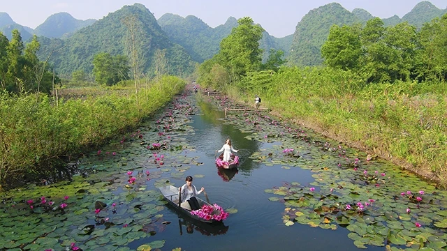 Vẻ đẹp cảnh quan danh thắng Hương Sơn.