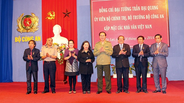 Cuộc gặp gỡ giữa Bộ trưởng Bộ Công an Trần Ðại Quang và các nhà văn vào tháng 4-2014.
