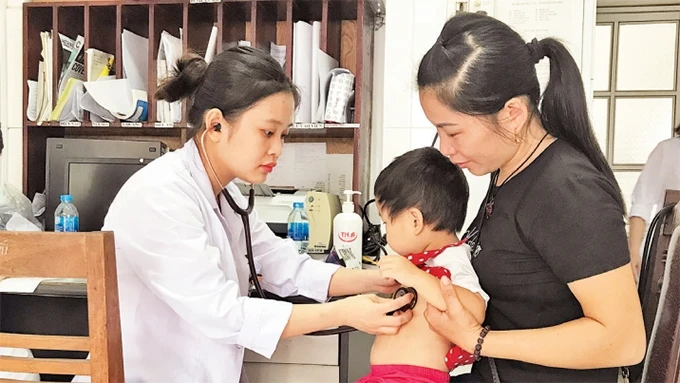 Bác sĩ khám và phát thuốc miễn phí cho bệnh nhi mắc bệnh tim bẩm sinh ở Cao Bằng.