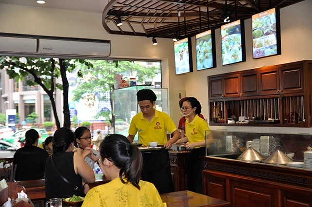 Chế biến thực phẩm phục vụ khách trên tuyến phố Duy Tân, quận Cầu Giấy (TP Hà Nội).