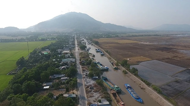 Những bãi đá san sát dọc theo tỉnh lộ 943, qua xã Cô Tô, huyện Tri Tôn, tỉnh An Giang 