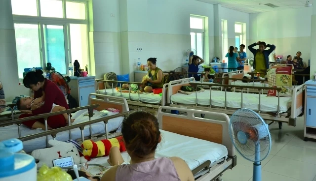 Nhiều ca bệnh nặng ở Khoa Nhi – Bệnh nhiệt đới, Bệnh viện Sản nhi Quảng Ngãi.
