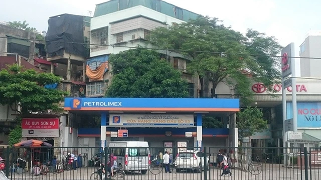 Phần lớn các cửa hàng xăng dầu đều nằm ở khu đông dân cư, tiềm ẩn nguy cơ khó lường.