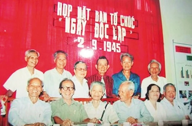 Ông Nguyễn Dực, (người thứ 2, hàng trên, từ trái sang) trong buổi họp mặt Ban Tổ chức Ngày lễ Tuyên ngôn Độc lập 2/9/1945 (Ảnh chụp ngày 28/8/1995).