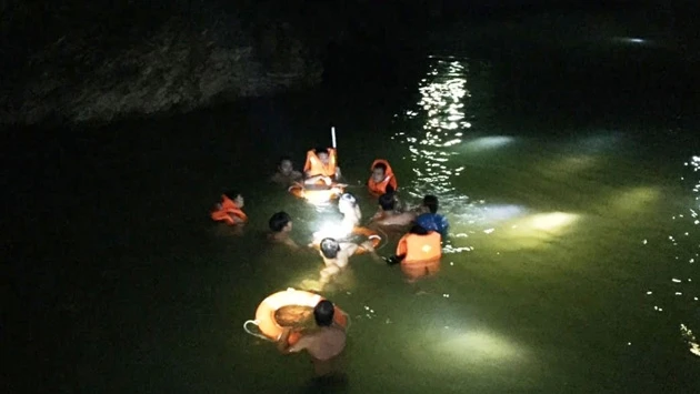  Lực lượng chức năng tìm kiếm nạn nhân trên suối trong đêm tối.