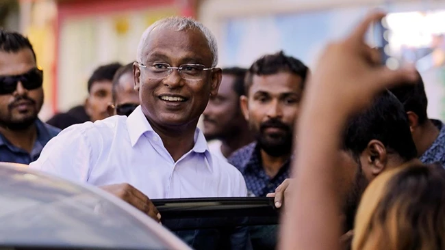 Ông Ibrahim Mohamed Solih (áo trắng) được bầu làm tân tổng thống Maldives. Ảnh: Ashwa Faheem/ Reuters