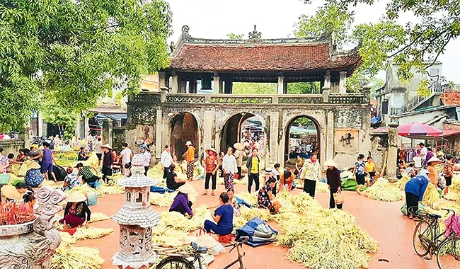 Phiên chợ nón làng Chuông, xã Phương Trung, Thanh Oai, TP Hà Nội. Ảnh: HƯƠNG MAI