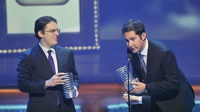 Mike Krieger (trái) và Kevin Systrom tại một lễ trao giải công nghệ ở Mỹ. Ảnh: FOX NEWS
