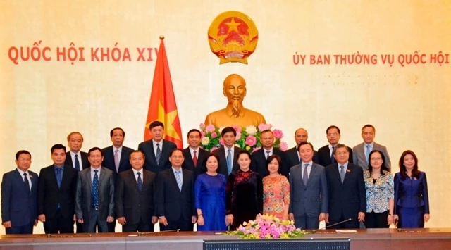 Chủ tịch QH Nguyễn Thị Kim Ngân cùng các trưởng cơ quan đại diện Việt Nam ở nước ngoài.