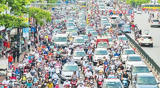 TP Hà Nội vừa đề xuất thu phí phương tiện cơ giới vào nội đô để hạn chế tình trạng ùn tắc giao thông, cải thiện môi trường. Ảnh: ĐĂNG ANH