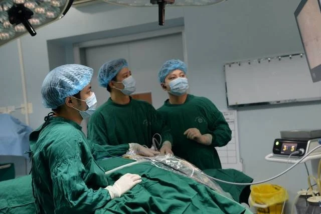 Việt Nam lần đầu tiên thực hiện thành công phẫu thuật nội soi tuyến giáp một lỗ