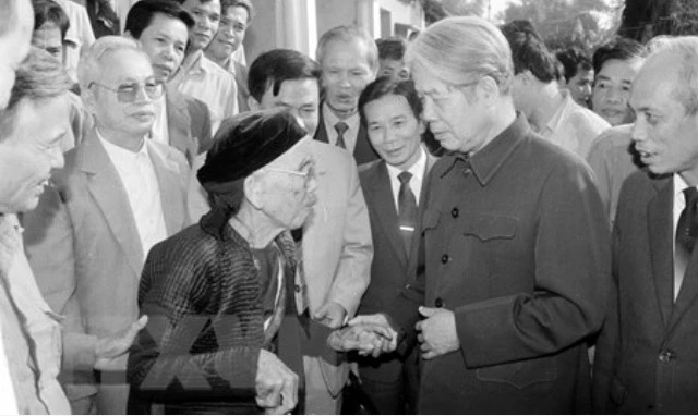 Tổng Bí thư Đỗ Mười nói chuyện thân mật với nhân dân xã Lê Lợi, huyện Thường Tín (Hà Tây cũ), ngày 1-11-1992. (Ảnh: Xuân Lâm/TTXVN)