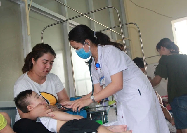 Các bệnh nhi bị bệnh tay chân miệng đang được điều trị tại Khoa Nhi tổng hợp, Bệnh viện đa khoa Đác Lắc.