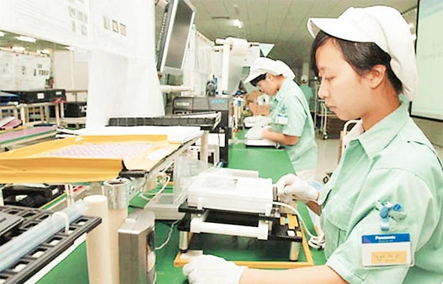 Sản xuất hàng điện tử tại Công ty TNHH Panasonic (Khu công nghiệp Thăng Long).