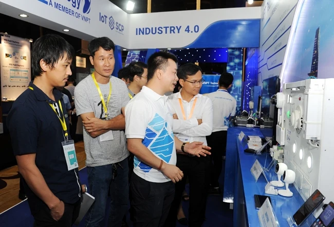 Nhân viên của VNPT giới thiệu các sản phẩm tại Triển lãm quốc tế về Công nghiệp 4.0. Ảnh: KHÁNH AN
