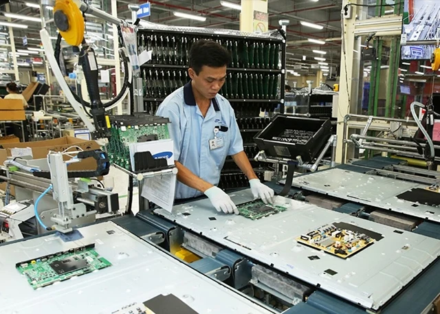 Dây chuyền sản xuất tại Tổ hợp nhà máy Samsung Electronics Ho Chi Minh Complex (TP Hồ Chí Minh). Ảnh: KHƯƠNG NHA