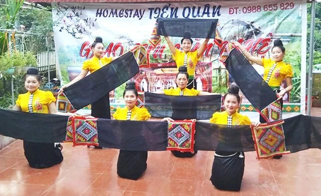 Đội văn nghệ bản Bó biểu diễn phục vụ du khách tại homestay Tiến Quân.