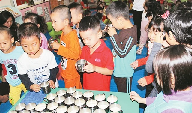 Giờ uống sữa của trẻ tại Trường mầm non Yên Hòa.