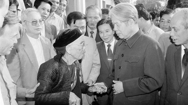 Tổng Bí thư Đỗ Mười nói chuyện thân mật với nhân dân xã Lê Lợi, huyện Thường Tín, Hà Tây cũ, ngày 11-1-1992. Ảnh: XUÂN LÂM - TTXVN