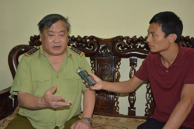 Ông Phan Bá Hùng, Chi cục Quản lý thị trường tỉnh Yên Bái, trả lời phỏng vấn cơ quan báo chí.