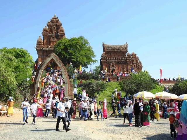 Du khách thập phương đến tháp Pô Klong Ga rai (Ninh Thuận) xem các nghi thức cúng Lễ hội Ka-tê.