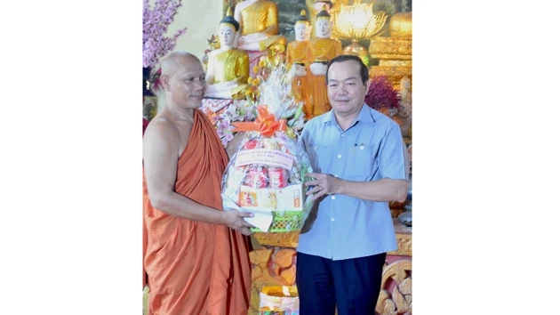 Phó Bí thư Thường trực Tỉnh ủy Cà Mau Phạm Bạch Đằng thăm và chúc mừng lễ Sene Đolta tại chùa Monivongsa (phường 1, TP Cà Mau).