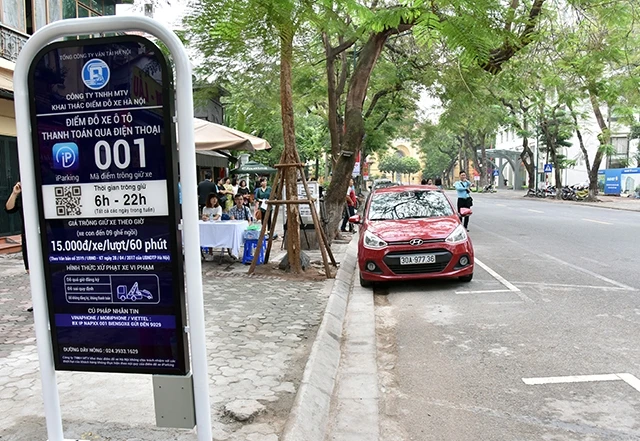 Người dân Hà Nội sử dụng dịch vụ đỗ xe I-parking. Ảnh: ĐĂNG ANH