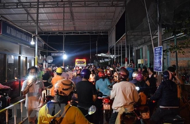 Cảnh ùn tắc kéo dài trên cầu Sông Cái Nhỏ, nơi đặt trạm thu phí BOT, ngày 28-9. (Ảnh: Chương Đài/TTXVN)