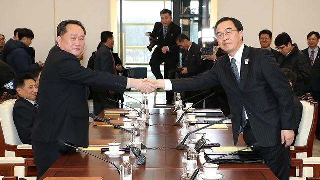 Một cuộc họp giữa các quan chức hai miền Triều Tiên hồi đầu năm nay. Ảnh: REUTERS