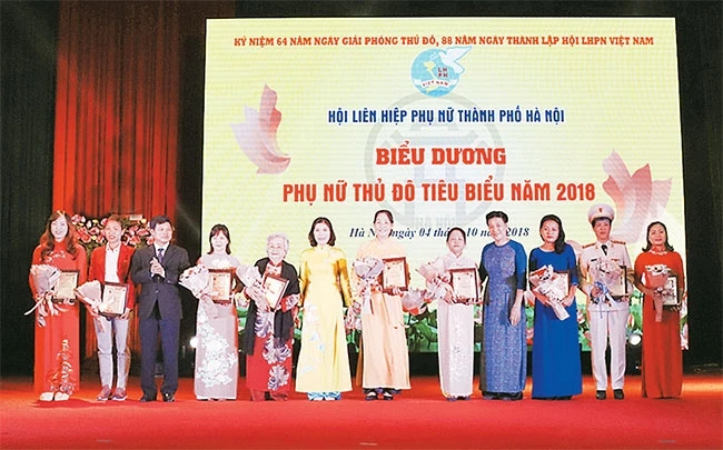 10 tấm gương phụ nữ Thủ đô tiêu biểu được Hội Liên hiệp Phụ nữ thành phố Hà Nội biểu dương. Ảnh: NGUYỆT ÁNH