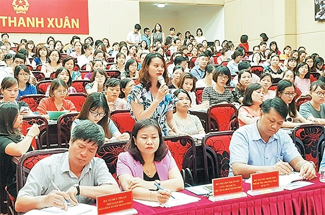 Đại diện doanh nghiệp và người lao động phát biểu tại buổi đối thoại với lãnh đạo quận Thanh Xuân. Ảnh: LÊ TÂM