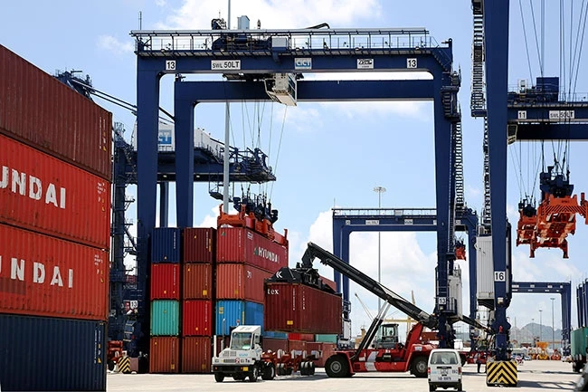 Bốc xếp hàng hóa xuất, nhập khẩu tại cảng Cái Lân, tỉnh Quảng Ninh. Ảnh: ĐỖ PHƯƠNG