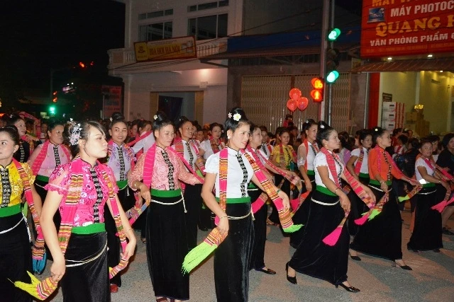 Màn diễu diễn đường phố của thiếu nữ Thái vùng Mường Lò.