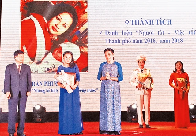Chị Trần Phương Lan (thứ hai từ trái sang) tại buổi lễ vinh danh 10 "Công dân Thủ đô ưu tú" năm 2018.