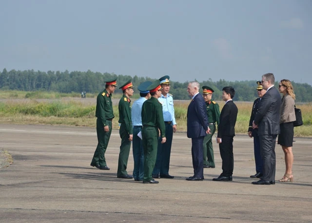 Bộ trưởng Quốc phòng Hoa Kỳ thăm khu xử lý môi trường ô nhiễm dioxin tại sân bay Biên Hòa (Đồng Nai).