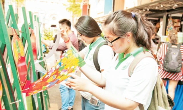 Nhiều mẫu lịch năm 2019 được trưng bày tại đường sách TP Hồ Chí Minh.