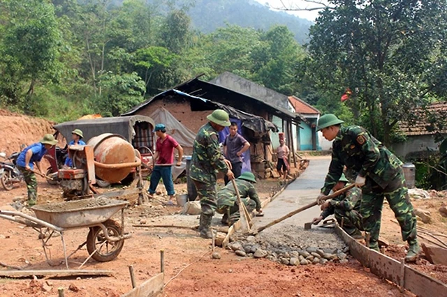 Cán bộ, chiến sĩ Đoàn Kinh tế - Quốc phòng 327 (Quân khu 3) giúp nhân dân xã Hoành Mô, huyện Bình Liêu (Quảng Ninh) làm đường giao thông.