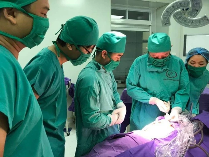 Phẫu thuật cắt khối u quái vùng cùng cụt cho bé sơ sinh