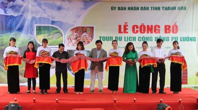 Các đại biểu cắt băng khai trương tour du lịch cộng đồng Pù Luông.