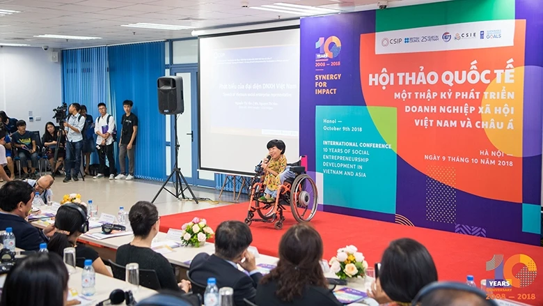 Chị Nguyễn Thảo Vân với ý chí vượt ra ngoài những vòng xe lăn, vươn lên giúp mình và người yếu thế. Ảnh: CSIP