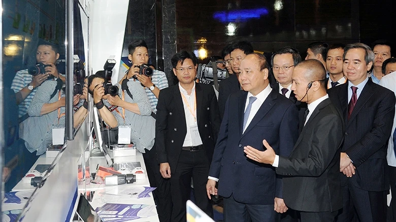 Thủ tướng Nguyễn Xuân Phúc thăm các gian hàng trưng bày của Viện Hàn lâm Khoa học và Công nghệ Việt Nam tại triển lãm quốc tế về phát triển công nghiệp thông minh. Ảnh: Trần Hải