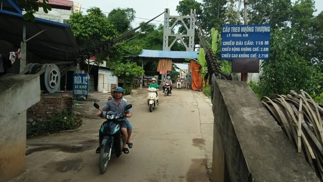 Do không có tiền mệnh giá nhỏ trả lại, đơn vị đầu tư và thu phí cầu treo Huống Thượng thu thấp hơn 500 đồng/xe gắn máy, gây thất thu. 